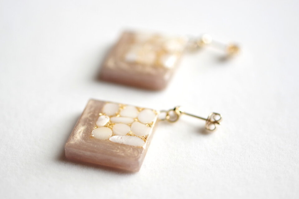 レジンアート　スクエアピアス〈真珠色の声・ベージュ〉