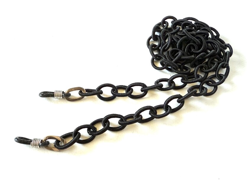 【超軽　糸でできたチェーン　　黒　ブラック　の グラスコード】男性にも　眼鏡が外れにくい　