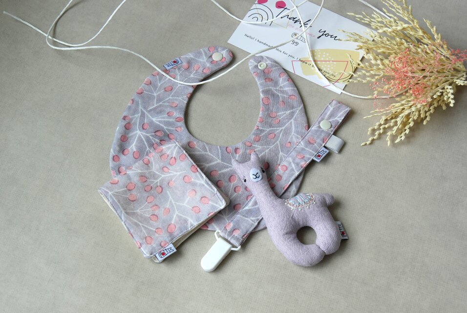 【出産祝いギフト】ダスティ―カラーのおしゃれ小物4点セット