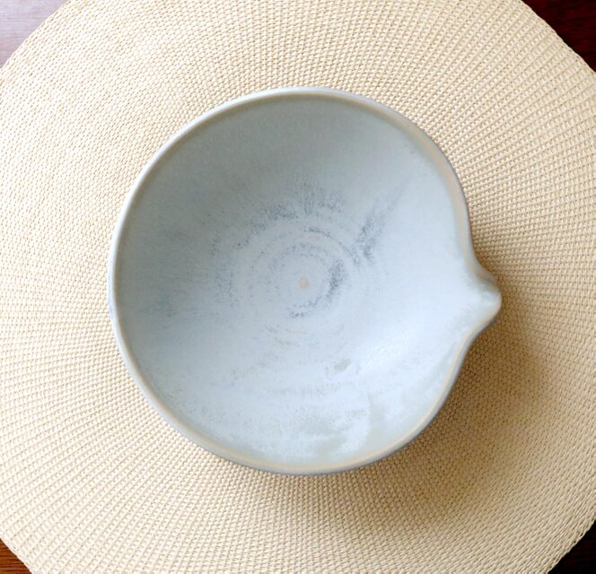 白い結晶釉の片口鉢 | iichi 日々の暮らしを心地よくするハンドメイド