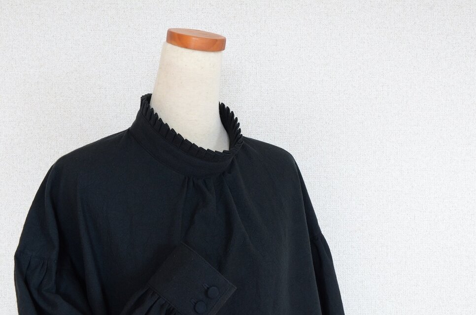 後ろボタンのオーバーブラウス　ブラック　コットン