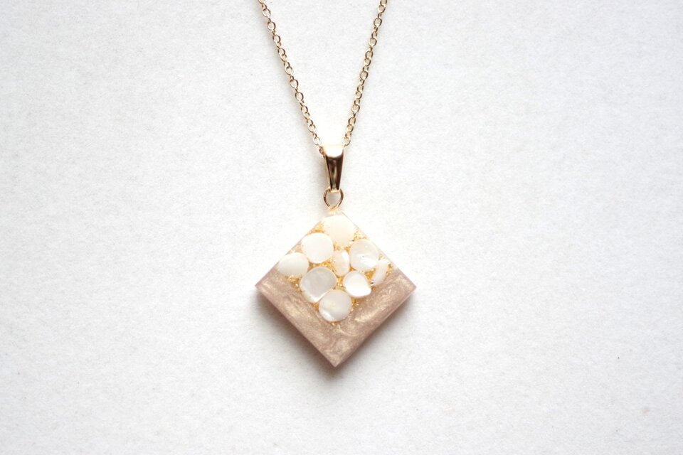 レジンアート　スクエアペンダント〈真珠色の声・ベージュ〉