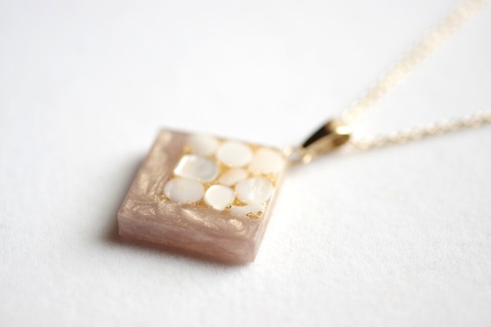 レジンアート スクエアペンダント〈真珠色の声・ベージュ