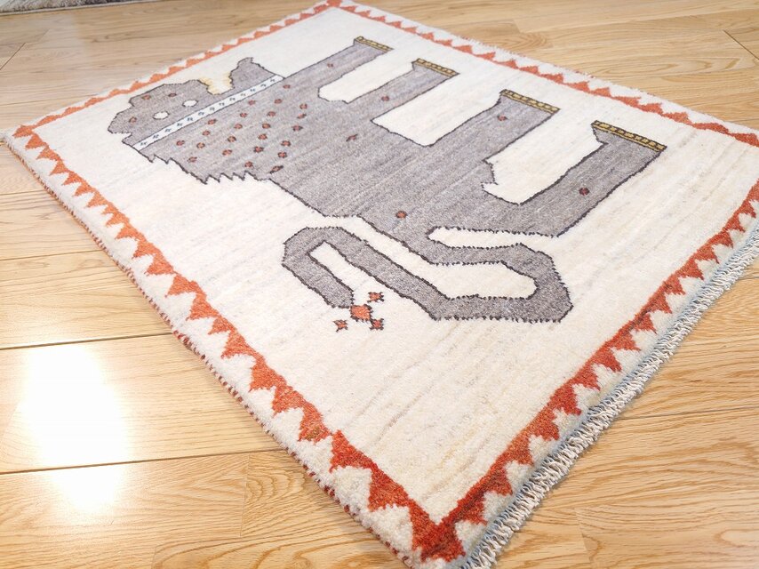 ペルシャ　トライバルラグ　アマレバフト　84×64 アイボリー　ライオン ペルシャ トライバルラグ アマレバフト 84×64 アイボリー