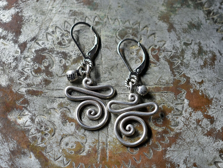 くにゃっと渦巻きカレンシルバーとインドシルバー鈴のピアス
