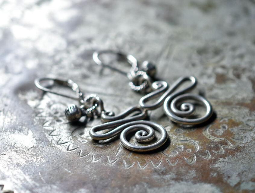 くにゃっと渦巻きカレンシルバーとインドシルバー鈴のピアス | iichi