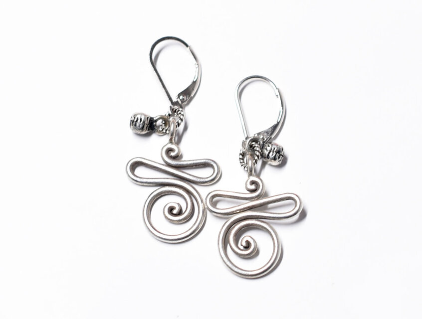 くにゃっと渦巻きカレンシルバーとインドシルバー鈴のピアス | iichi