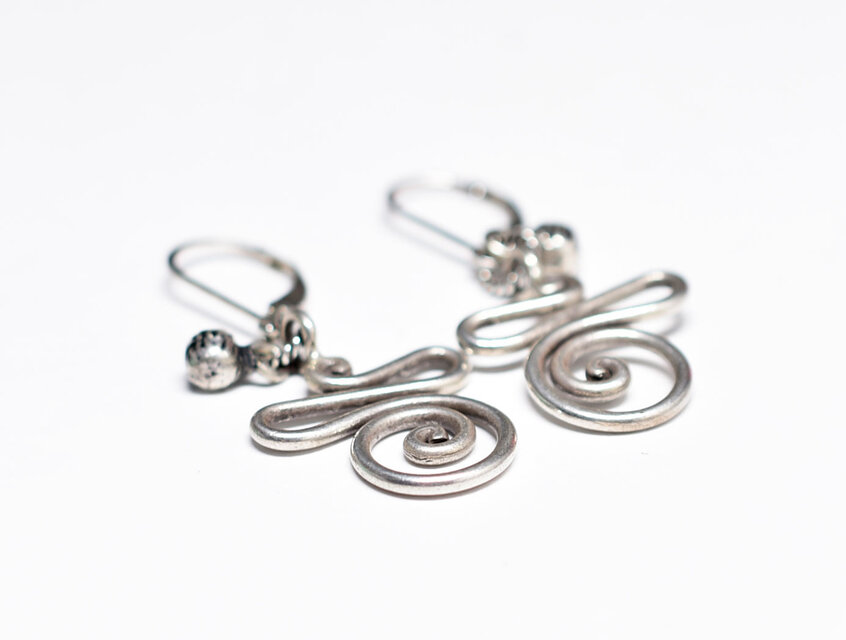 くにゃっと渦巻きカレンシルバーとインドシルバー鈴のピアス | iichi