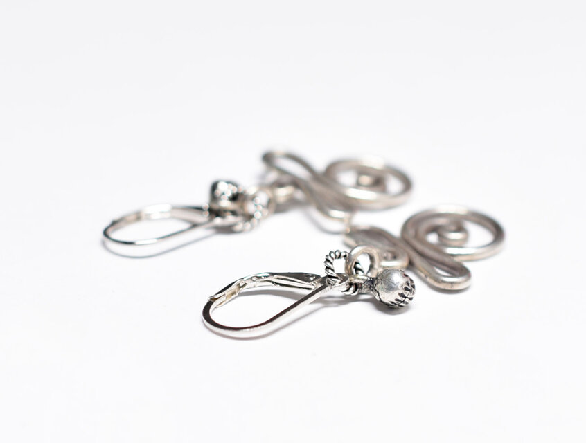 くにゃっと渦巻きカレンシルバーとインドシルバー鈴のピアス