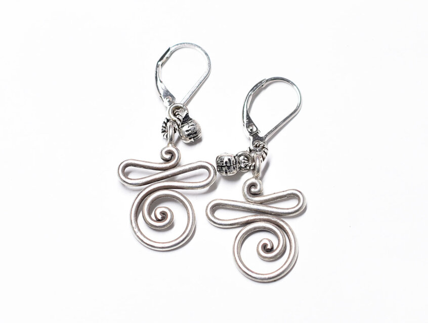 くにゃっと渦巻きカレンシルバーとインドシルバー鈴のピアス | iichi
