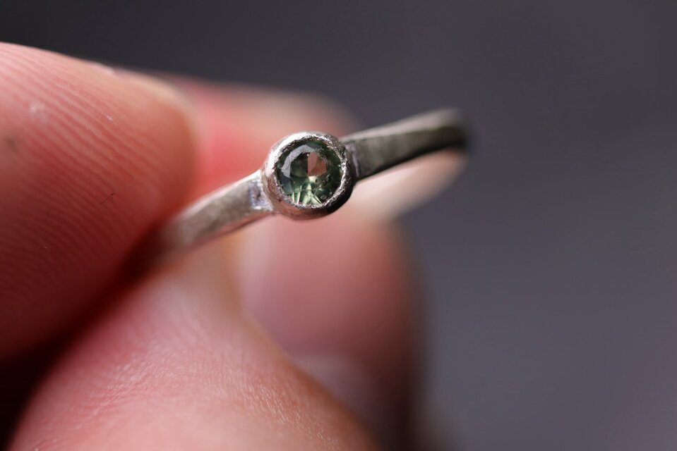 透明度の高いグリーン】Samのスリランカ産微蛍光グリーン