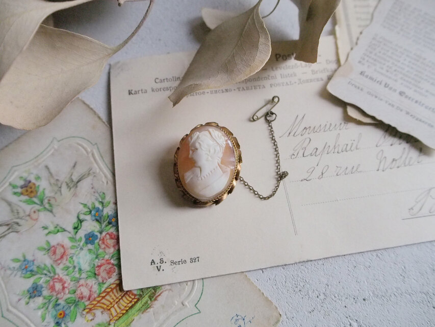 【わけあり品】小ぶりなコーラルのシェルカメオ