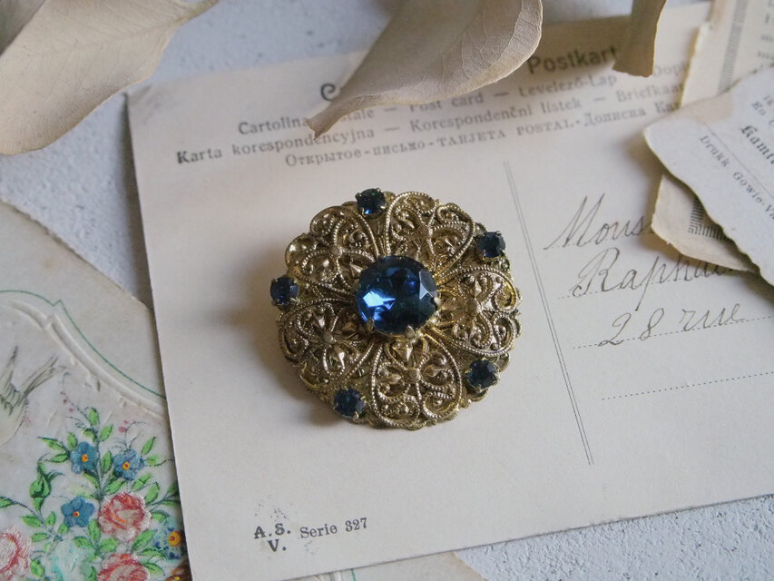 チェコスロバキアの青いガラスブローチ