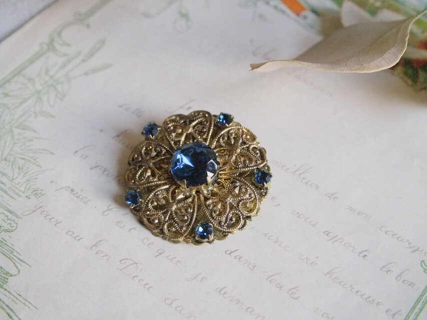 チェコスロバキアの青いガラスブローチ | iichi 日々の暮らしを