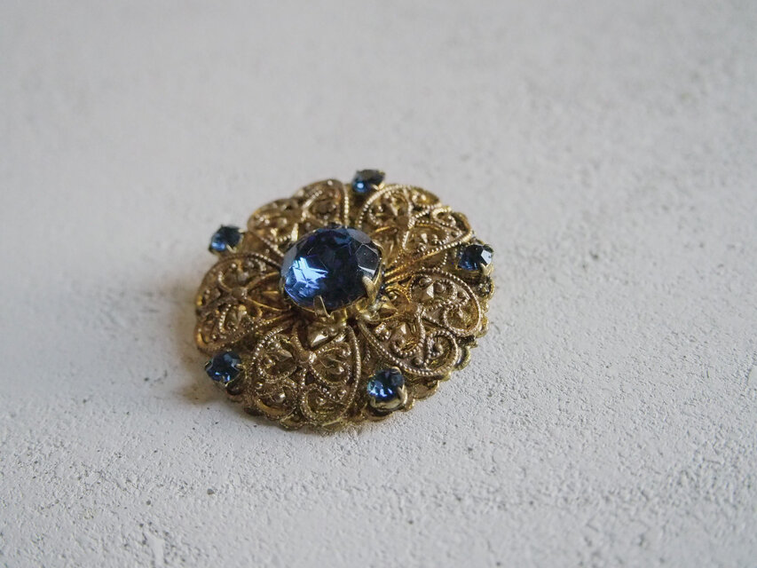 チェコスロバキアの青いガラスブローチ | iichi 日々の暮らしを