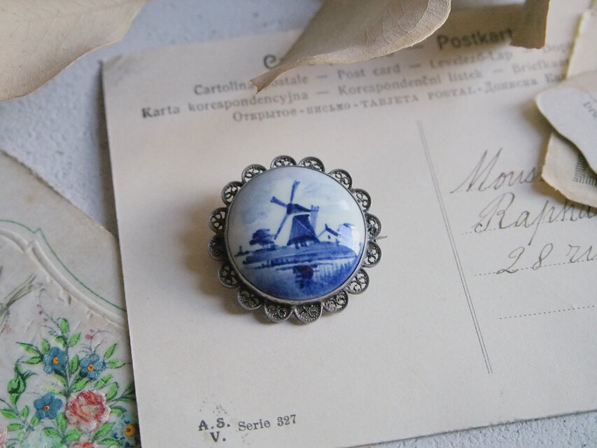 SALE 7700→6160円 オランダデルフトの陶器ブローチ