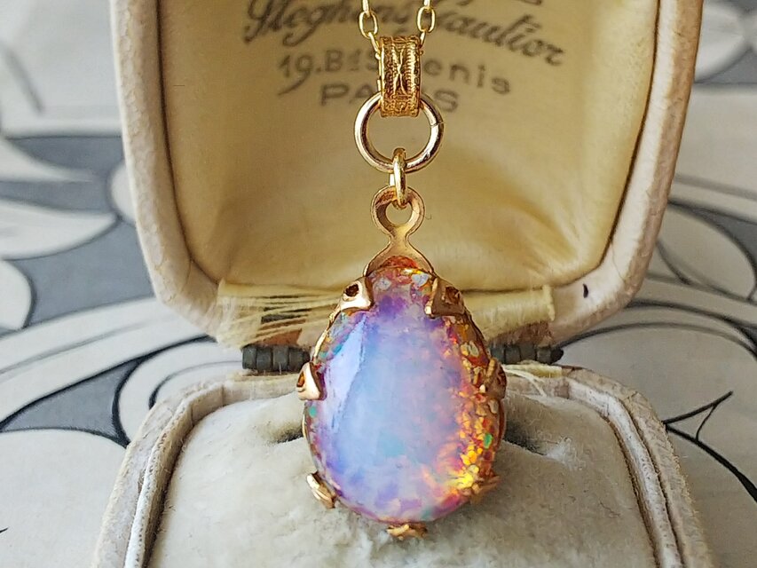 ヴィンテージ　白く曇ったとても美しいPinkオパール雫ネックレス