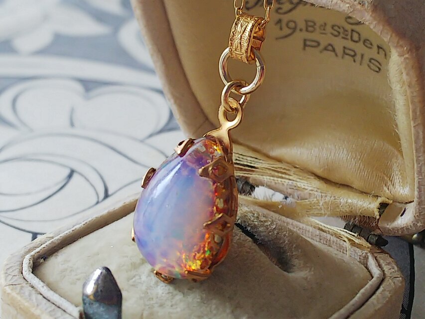 ヴィンテージ 白く曇ったとても美しいPinkオパール雫ネックレス