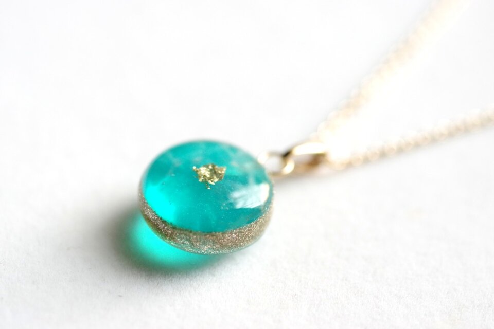 レジンアート　ラウンドペンダント〈孔雀石〉