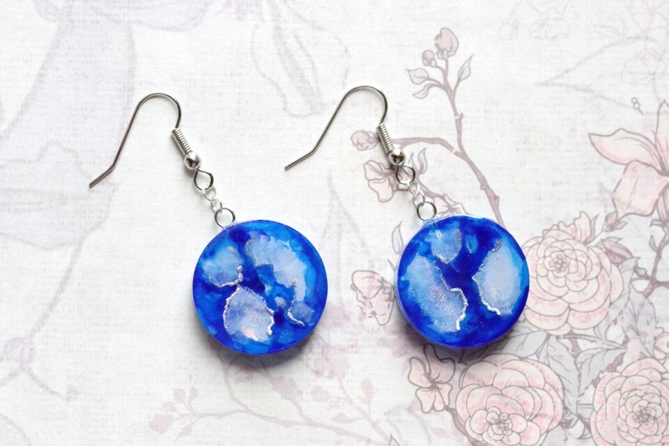 レジンアート　ラウンドピアス〈海染月〉