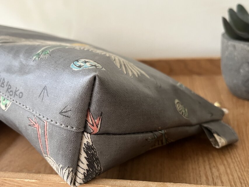 ラミネート大きな隠しマチポーチ Cathスウィーツ柄❤️Handmade ラミネート隠しマチ付きポーチ Cath犬柄❤️Handmade