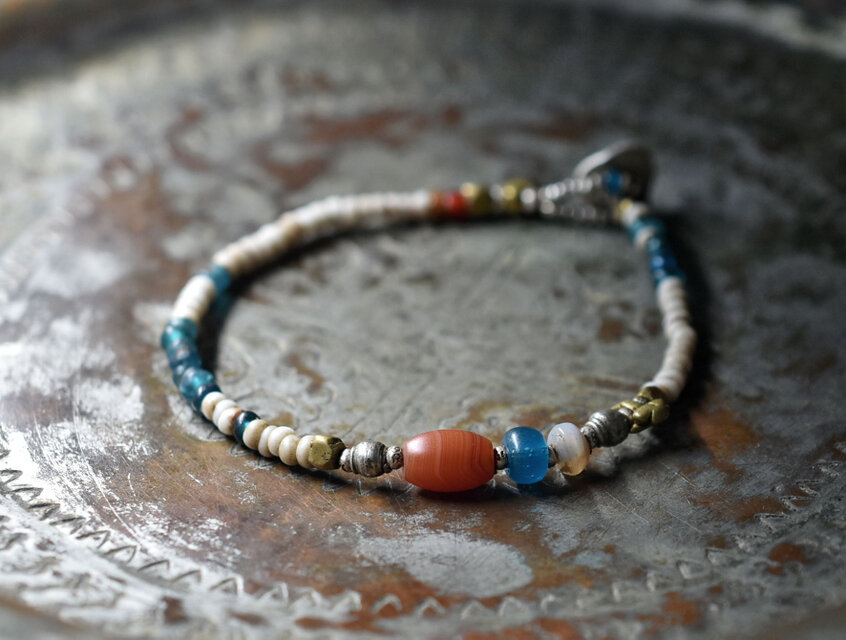 シャン族カーネリアン、古代瑪瑙、oldチンシルバー＆オリッサブラス、エメラルドブルー＆ホワイトビーズのブレス