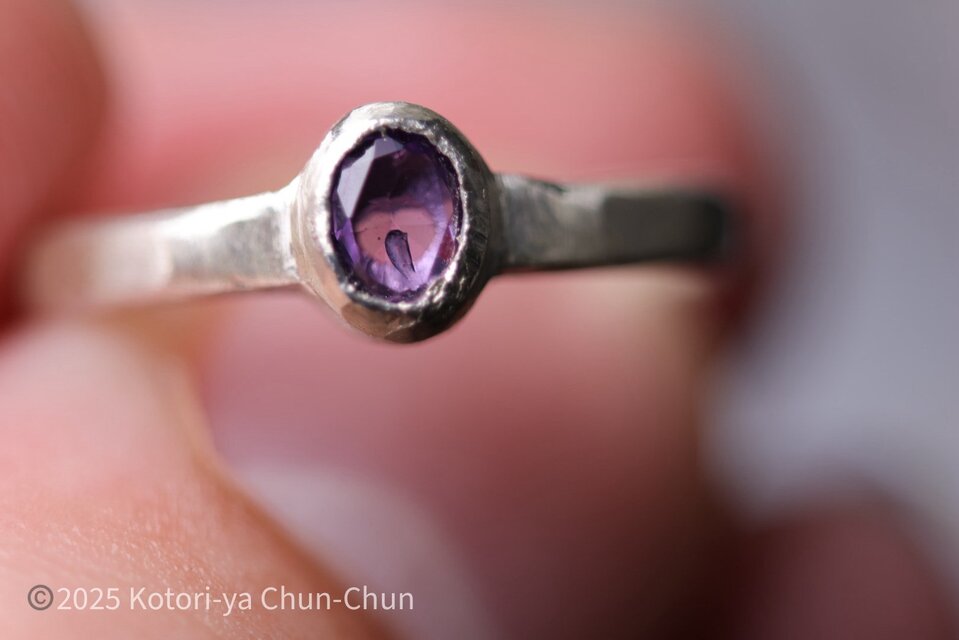 【指先に潜む小さな住人】スリランカ産「トシッタ」さんの蛍光非加熱パープルサファイア・シルバーリング【Larva】