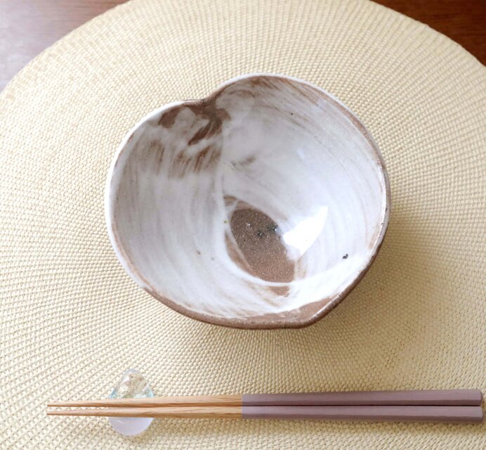 白化粧 刷毛目模様の木の葉鉢 ＊ １