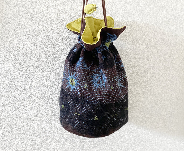 ボタニカル刺繍生地の巾着かばん | iichi 日々の暮らしを心地よくする