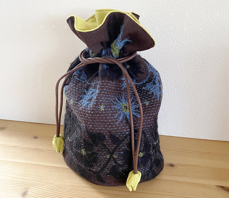 ボタニカル刺繍生地の巾着かばん | iichi 日々の暮らしを心地よくする