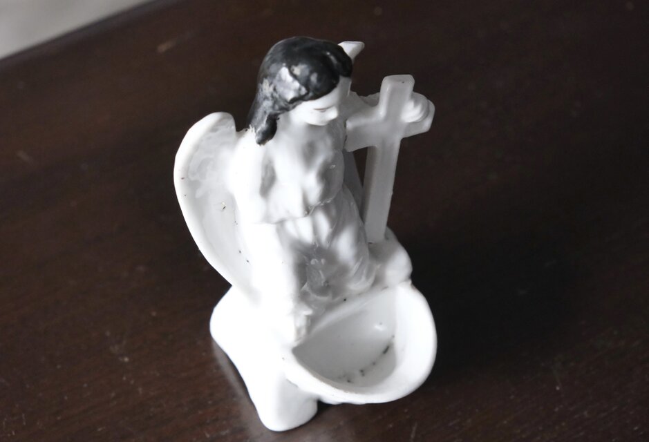 白磁 天使 ベニティエ 黒髪 h14cm フランス アンティーク 黒 0501914