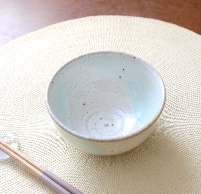 白釉と水色刷毛目の飯碗 ＊ ２