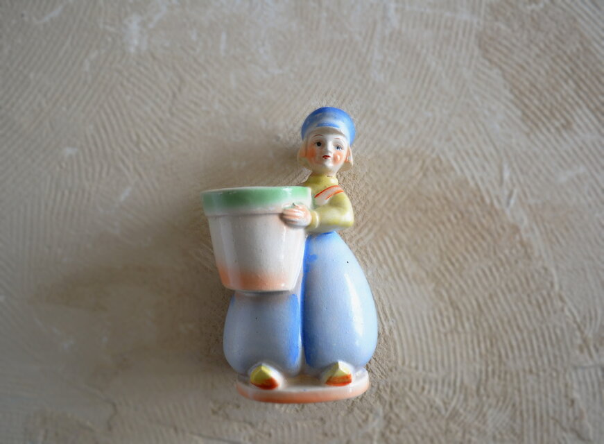 陶器製鉢を持つ少女　植木プランター・花器・小物入れ