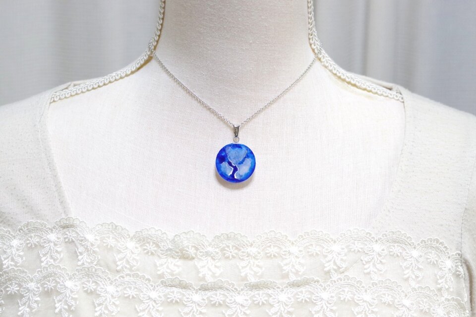 レジンアート　ラウンドペンダント〈海染月〉