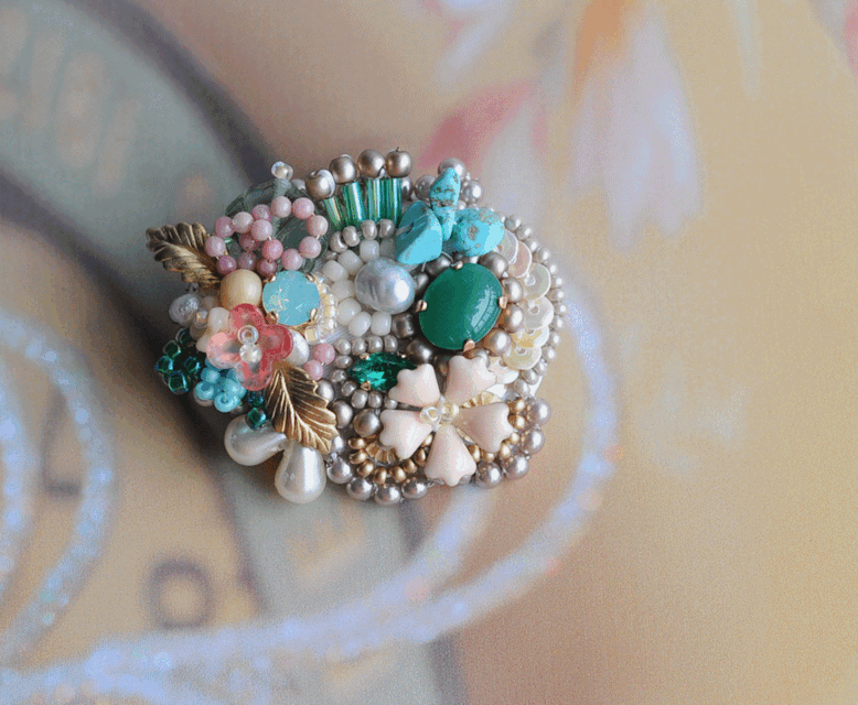 天然石のカラフル刺繍ブローチ　アベンチェリン　