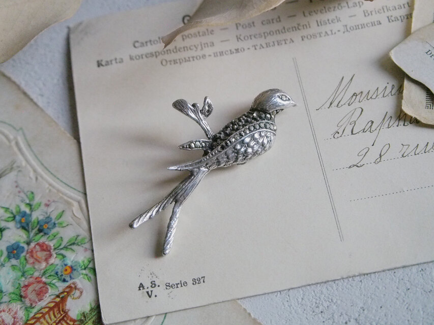 木にとまっている鳥のシルバーブローチ