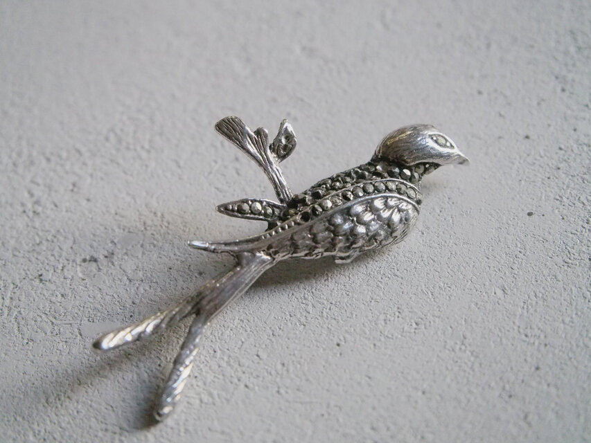 木にとまっている鳥のシルバーブローチ | iichi 日々の暮らしを