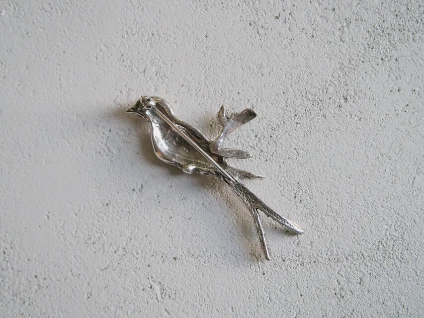 木にとまっている鳥のシルバーブローチ | iichi 日々の暮らしを