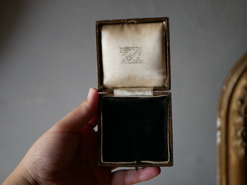 ジュエリーケース　宝飾店　ジュエリーショップ　アンティークケース　アンティークのある生活