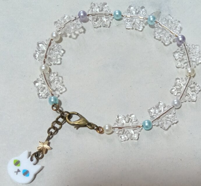 雪の精　まっしろねこと星と雪の結晶のブレスレット