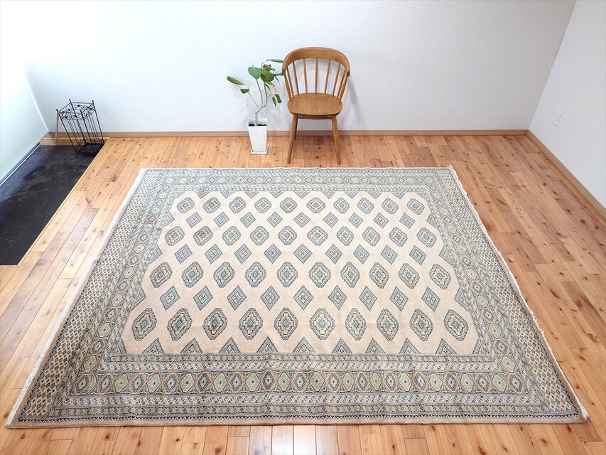 夏はサラサラ　手織り　ラグ　パキスタン絨毯シルクタッチ　ホットカーペット上敷きサイズ　250x206㎝　ベージュ