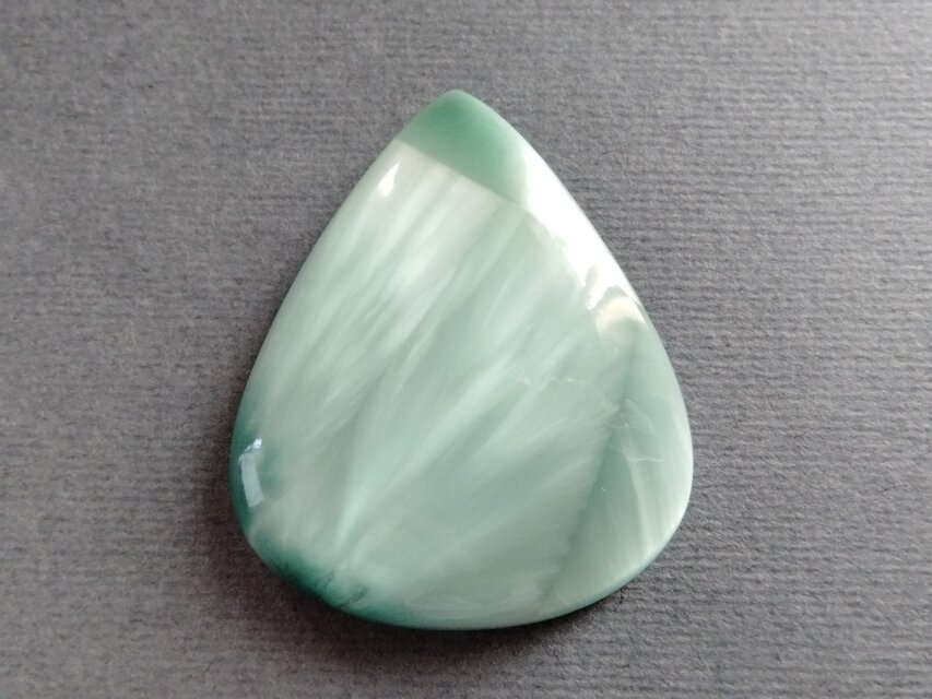 グリーンヘミモルファイト 39x32mm ルース | iichi 日々の暮らしを