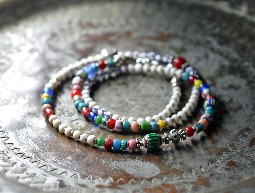 グリーンシェブロン、カレンシルバー、多彩ヴェネチアアンティークビーズのカラフルネックレス