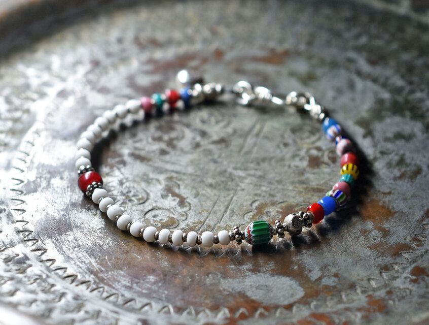 グリーンシェブロン、カレンシルバー、多彩ヴェネチアアンティークビーズのカラフルブレス