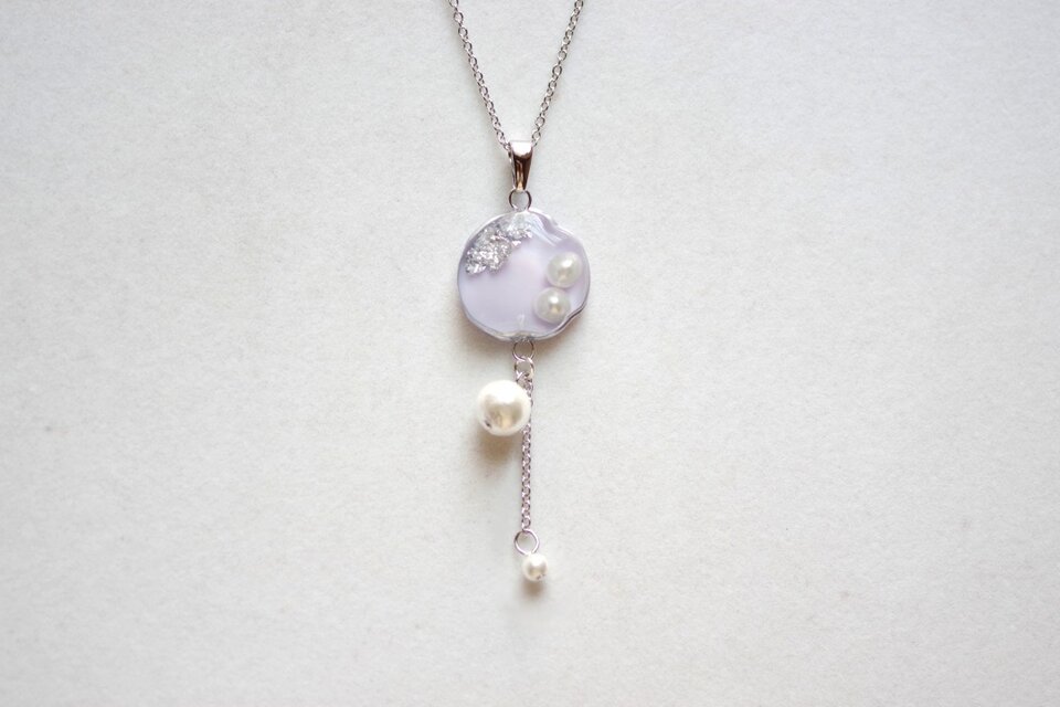 レジンアート　スライスアゲートとコットンパールのペンダント〈この世の彼方〉