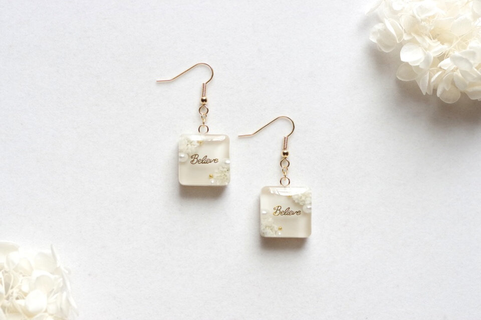 レジンアート　スクエアピアス〈天使の通り道〉