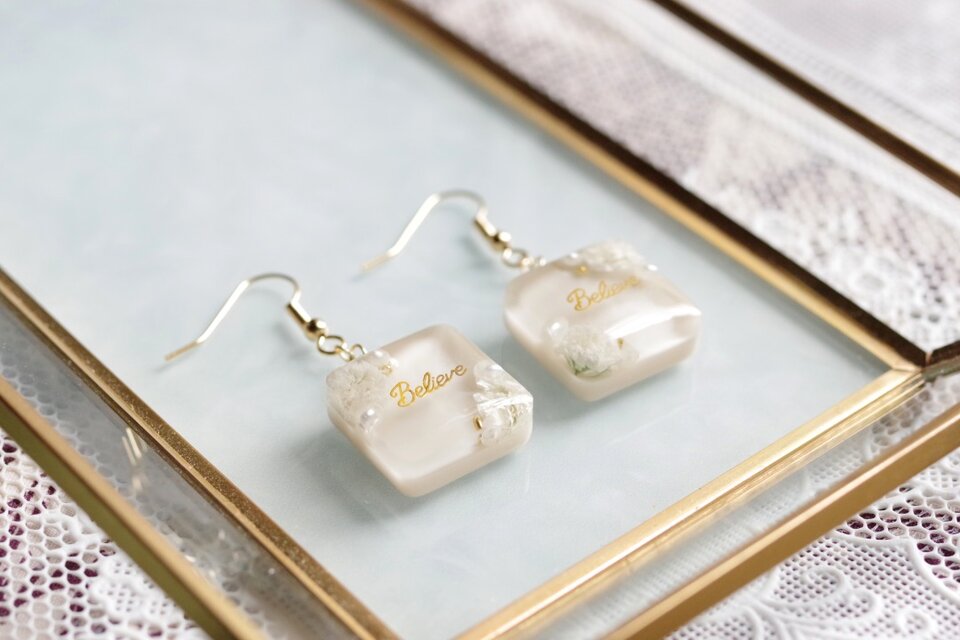 レジンアート スクエアピアス〈天使の通り道〉 | iichi 日々の暮らしを