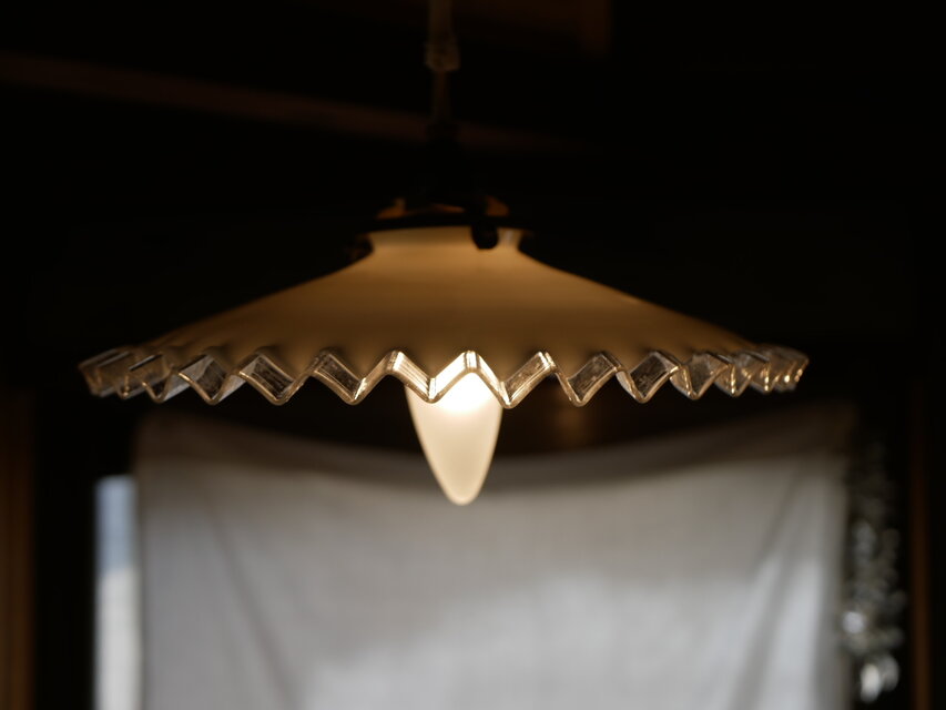 フランスアンティーク　ミルクガラスシェード　フリルシェード　ランプシェード ミルクガラスのフリルシェード、フランスのアンティーク