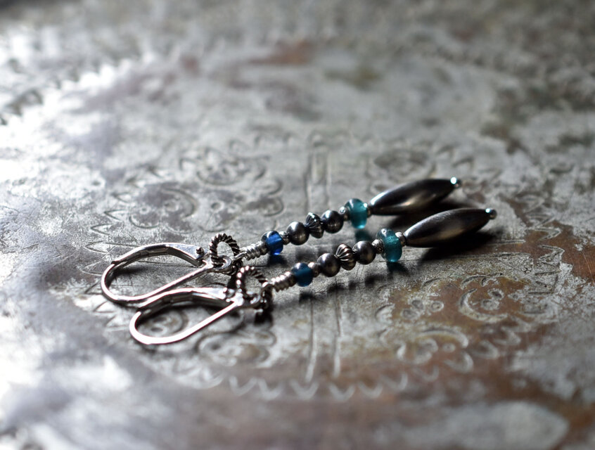 多彩ナバホパールとインディゴブルービーズのスリムなピアス