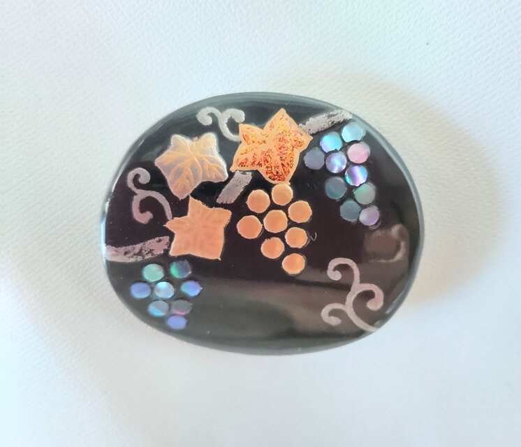 蒔絵ブローチ 葡萄 | iichi 日々の暮らしを心地よくするハンドメイドや